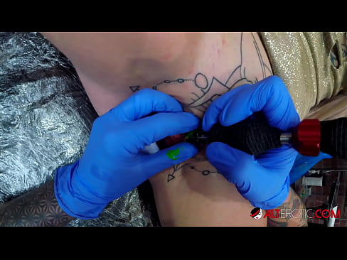 ❤️ Estremamente tatuato hottie Sully Savage ottenuto un tatuaggio sul suo clitoride ️❌ Slutsal it.com-porn-kai.ru ❌❤